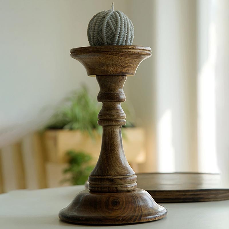 Detchable cake stand with candle holder